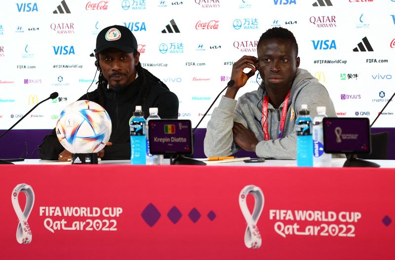 &copy; Reuters.  Nov 20, 2022 
Foto del domingo del DT de Senegal Aliou Cisse y el jugador Krepin Diatta en una rueda de prensa antes del debut. 
 REUTERS/Gareth Bumstead