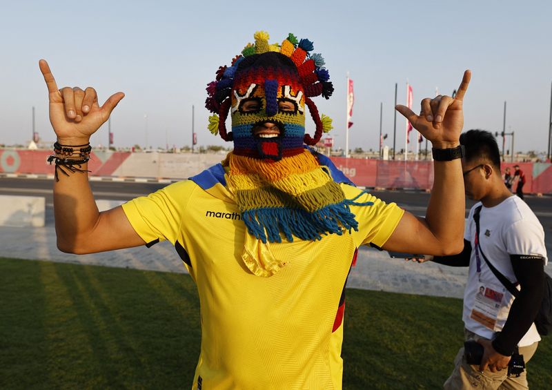 &copy; Reuters. أحد مشجعي الإكوادور يقف خارج الملعب قبل مباراة قطر ضد الاكوادور في المجموعة الأولى من كأس العالم قطر 2022 في استاد البيت بمدينة الخور بقطر يوم