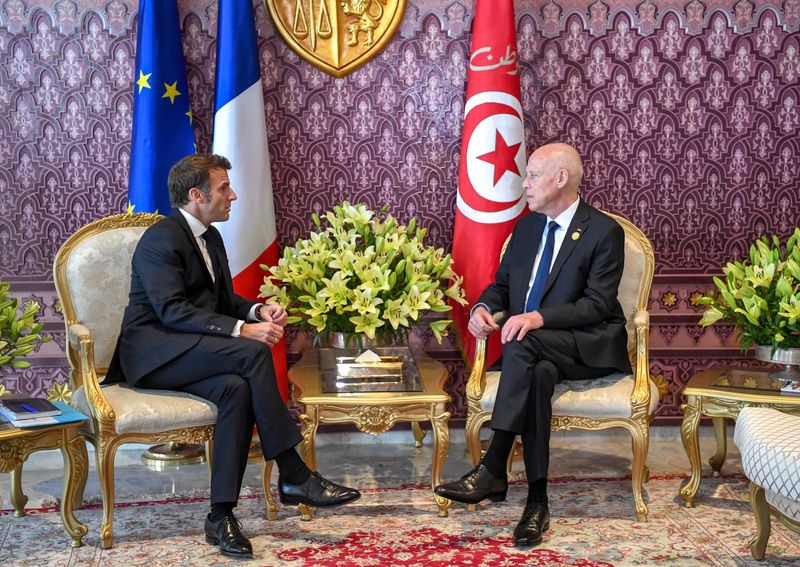 &copy; Reuters. Le président tunisien Kais Saied rencontre le président français Emmanuel Macron, lors du 18e sommet de la Francophonie, à Djerba, en Tunisie. /Photo prise le 19 novembre 2022/REUTERS/Présidence tunisienne