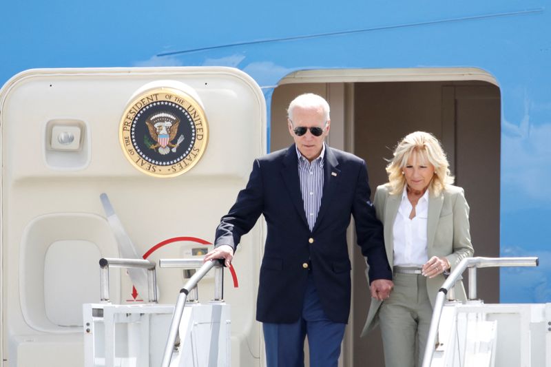 &copy; Reuters. الرئيس الأمريكي جو بايدن وزوجته جيل ينزلان من طائرة الرئاسة في فلوريدا يوم 5 أكتوبر تشرين الأول 2022. تصوير: ماركو بيلو - رويترز.