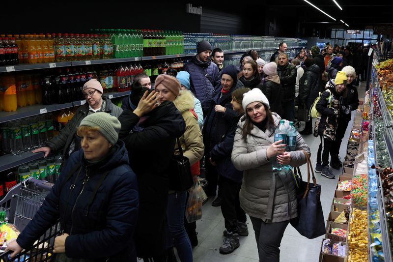 Kherson residents stock up as first Ukrainian supermarket opens