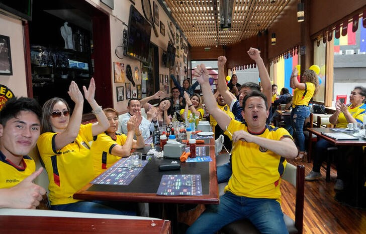 &copy; Reuters. Nov 20, 2022 
Foto del domingo de hinchas de Ecuador celebrando la victoria de su selección en Quito 
 REUTERS/Cristina Vega