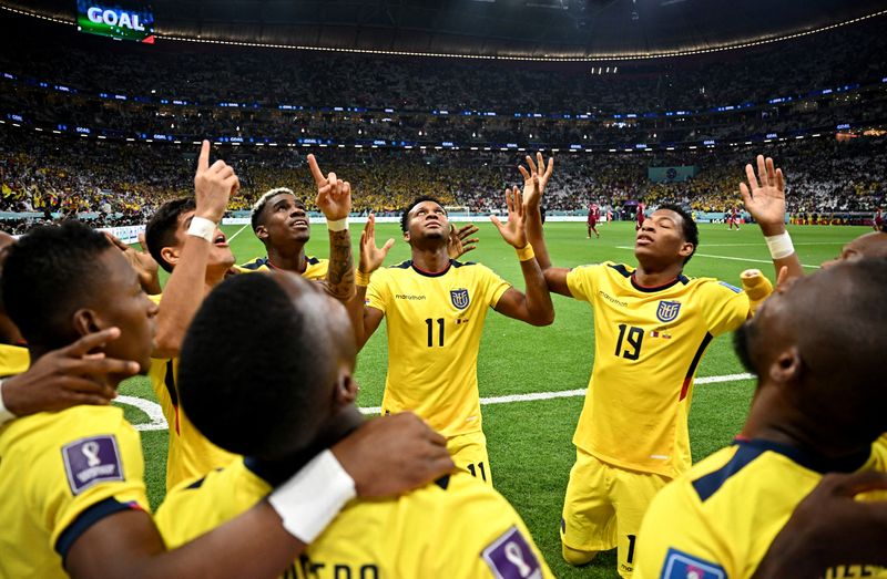 © Reuters. لاعبون من منتخب الإكوادور يحتفلون بالهدف الأول في شباك قطر في افتتاح كأس العالم لكرة القدم يوم الاحد. تصوير: ديلان مارتينيز - رويترز. 