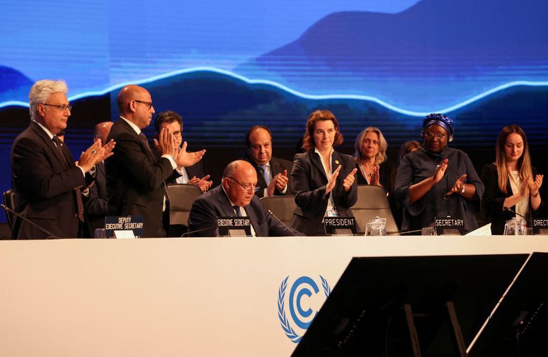 © Reuters. Delegates applaud as COP27 President Sameh Shoukry delivers a statement during the closing plenary at the COP27 climate summit in Red Sea resort of Sharm el-Sheikh, Egypt, November 20, 2022. REUTERS/Mohamed Abd El Ghany