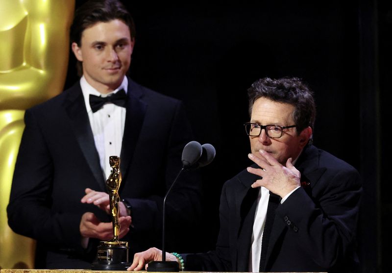 &copy; Reuters. 　米映画芸術科学アカデミーは１９日、カナダ出身の俳優マイケル・Ｊ・フォックスさん（６１）にアカデミー賞特別賞「ジーン・ハーショルト博愛賞」を授与した（２０２２年　ロイター