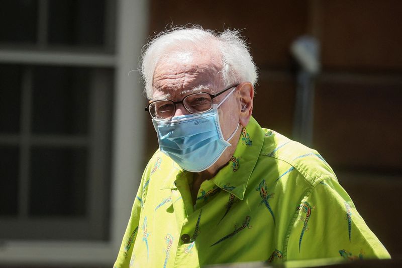 &copy; Reuters. FILE PHOTO: Berkshire Hathaway CEO Warren Buffett, arrives to attend the annual Allen and Co. Sun Valley Media Conference in Sun Valley, Idaho, U.S., July 5, 2022.   REUTERS/Brendan McDermid