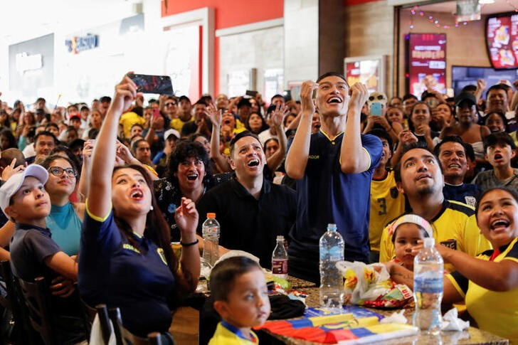 &copy; Reuters. 　サッカーのワールドカップ（Ｗ杯）カタール大会では２０日、エクアドルが開幕戦で開催国カタールに勝利。南米のエクアドル各地でファンが歓喜に酔いしれた。写真はエクアドルのイバ