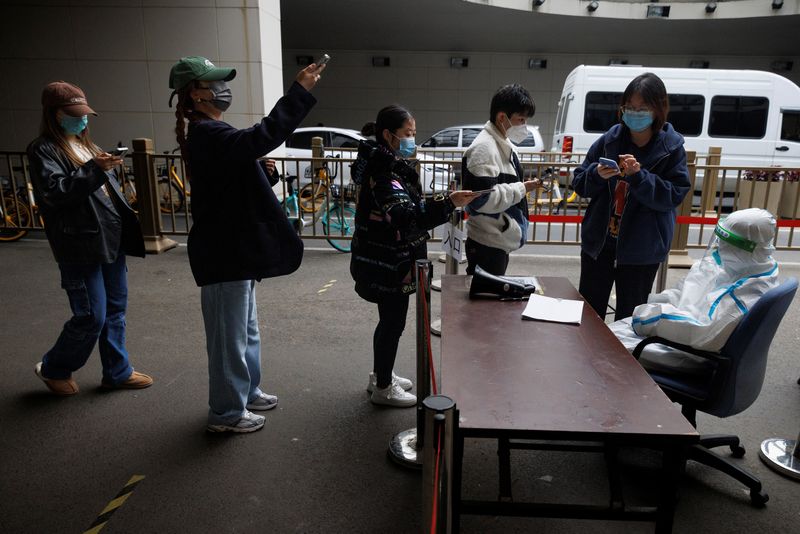 &copy; Reuters. أشخاص يصطفون في طابور لتلقي مسحة لاكتشاف الإصابة بفيروس كورونا بالعاصمة الصينية بكين في التاسع من نوفمبر تشرين الثاني 2022. تصوير : توماس بيتر