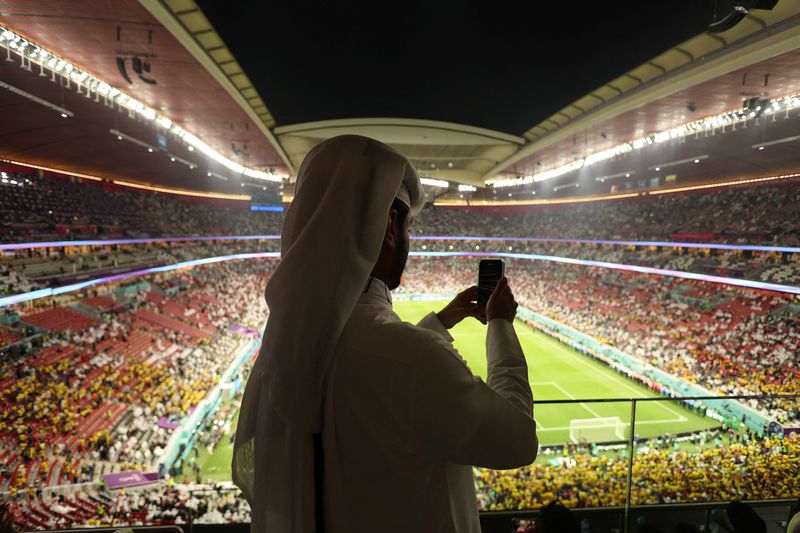 &copy; Reuters. Coupe du Monde FIFA Qatar 2022, Groupe A, Qatar contre l'Équateur. Un supporter à l'intérieur du stade avant le match au stade Al Bayt, Al Khor, Qatar. /Photo prise le 21 novembre 2022/REUTERS/Amr Abdallah Dalsh