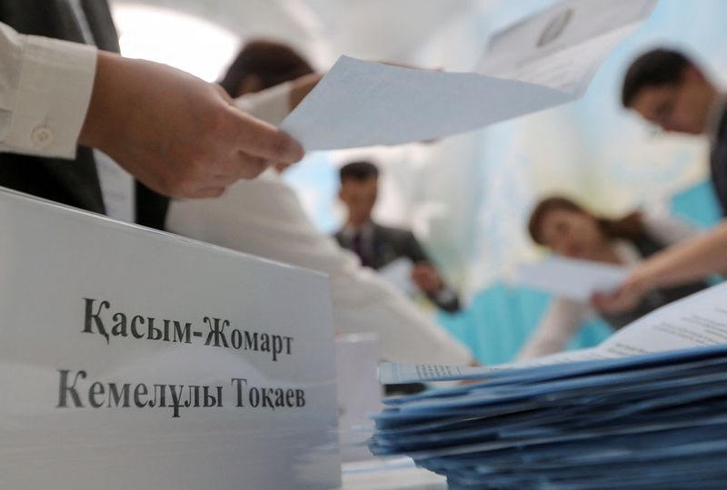 &copy; Reuters. Des fonctionnaires d'un comité électoral local comptent les votes à la fermeture des bureaux de vote lors des élections présidentielles à Almaty, au Kazakhstan. /Photo prise le 20 novembre 2022/REUTERS/Pavel Mikheyev