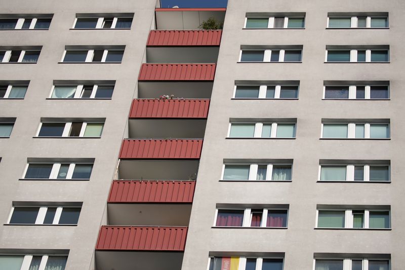 &copy; Reuters. FOTO DE ARCHIVO: Fachadas de edificios de apartamentos en el distrito de Mitte en Berlín, Alemania, 29 de agosto de 2019.   REUTERS/Axel Schmidt