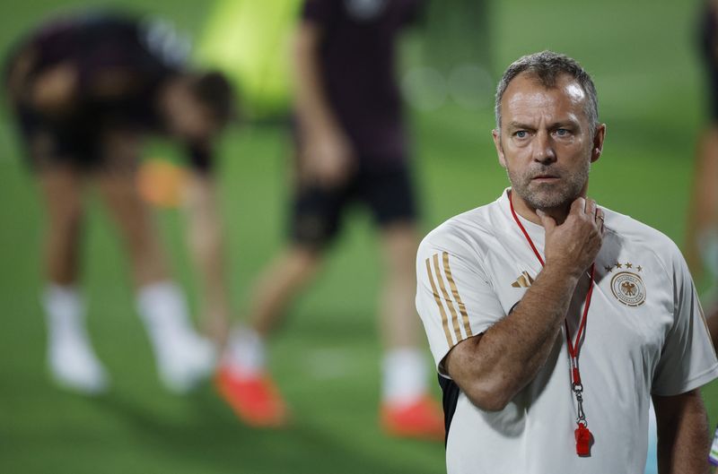 &copy; Reuters. Fútbol - Copa Mundial de la FIFA Qatar 2022 - Entrenamiento de Alemania - Estadio Al Shamal, Al Shamal, Qatar - 20 de noviembre de 2022. El entrenador de Alemania, Hansi Flick, durante el entrenamiento. REUTERS/John Sibley