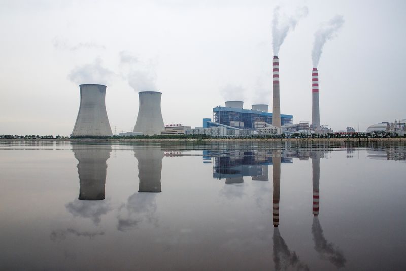 &copy; Reuters. FOTO DE ARCHIVO: Una central eléctrica de la Corporación Estatal de Desarrollo e Inversión (SDIC) junto a un lago en Tangshan, provincia de Hebei, China, 22 de agosto de 2018. REUTERS/Thomas Peter