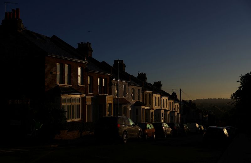 &copy; Reuters. FILE PHOTO: A row of residential houses are seen during sunrise in London, Britain, September 28, 2022. REUTERS/Hannah McKay/File Photo