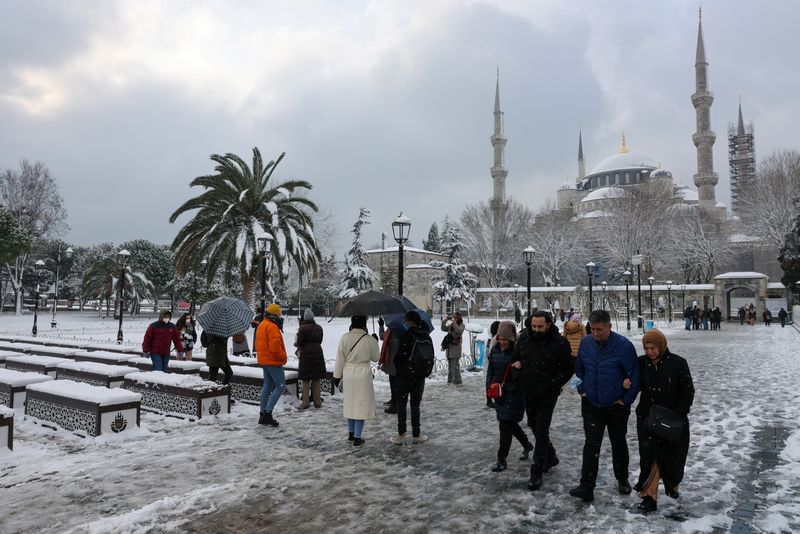 &copy; Reuters. سائحون في ميدان السلطان محمد فيما يظهر مسجد السلطان أحمد في الخلفية في اسطنبول يوم 24 يناير كانون الثاني 2022. تصوير: أوميت بكطاش - رويترز
