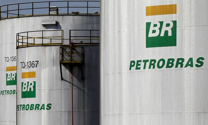 &copy; Reuters. Imagen de archivo del logo de la petrolera estatal Petrobras en varios tanques de la refinería Paulinia en Paulinia, Brasil. 1 julio 2017. REUTERS/Paulo Whitaker