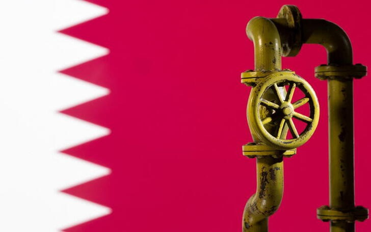 &copy; Reuters. Ilustración fotográfica que muestra un gasoducto impreso en 3D frente a una bandera de Qatar. 8 febrero 2022. REUTERS/Dado Ruvic