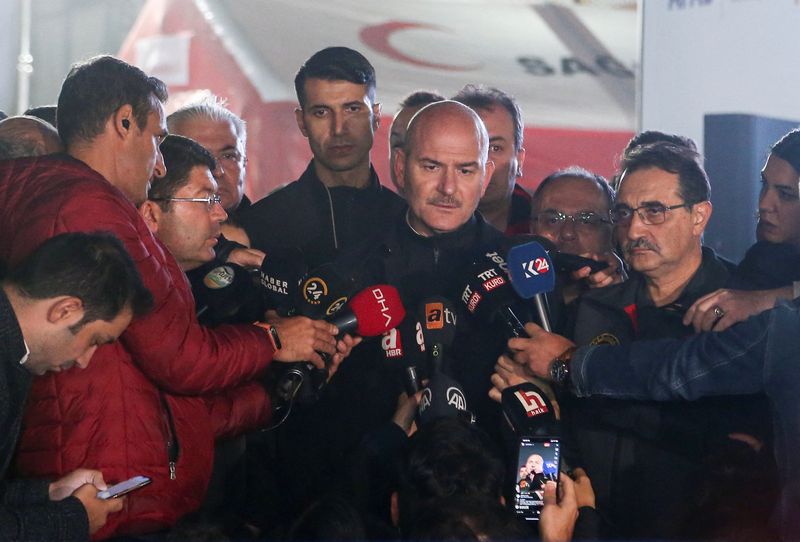 © Reuters. وزير الداخلية التركي سليمان صويلو يتحدث لوسائل الإعلام في إقليم بارتين يوم 15 أكتوبر تشرين الأول 2022. تصوير: كاجلا جوردوغان - رويترز