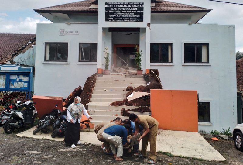 © Reuters. Agentes municipales evacuan a su colega herido tras un terremoto en Cianjur, provincia de Java Occidental, Indonesia, 21 de noviembre de 2022. Antara Foto/Agencia Regional de Mitigación de Desastres (BPBD) vía REUTERS 