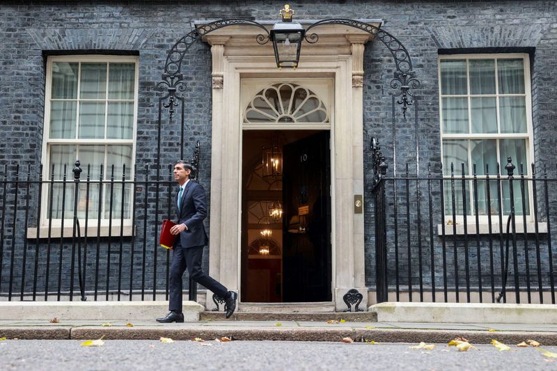 &copy; Reuters. FILE PHOTO: Britain's Prime Minister Rishi Sunak walks outside Number 10 Downing Street, in London, Britain, October 26, 2022. REUTERS/Hannah Mckay/File Photo