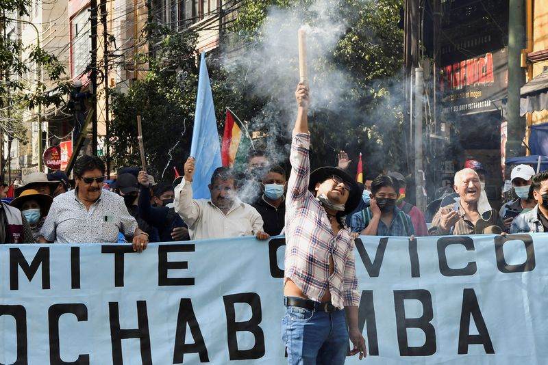 © Reuters. FILE PHOTO: A demonstrator releases a firecracker as people protest against the postponement of the 2023 population and housing census in Cochabamba, Bolivia, October 27, 2022. REUTERS/Patricia Pinto//File Photo