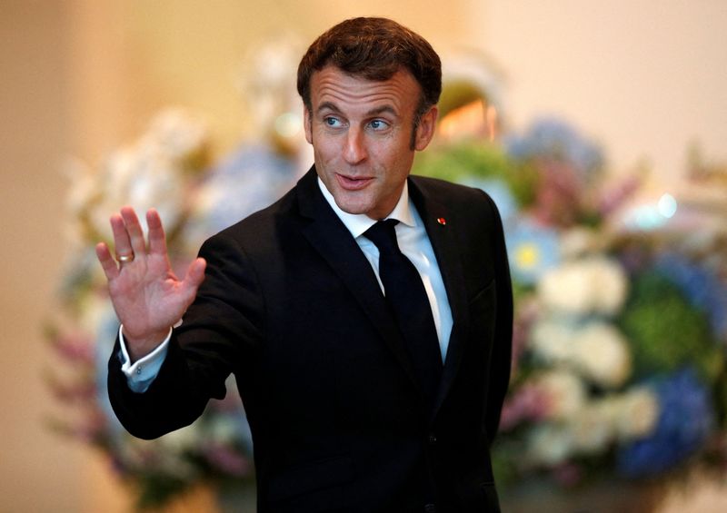 &copy; Reuters. FILE PHOTO: French President Emmanuel Macron arrives to attend the APEC Leader's Informal Dialogue with Guests during the APEC 2022 in Bangkok, Thailand, 18 November 2022.  Rungroj Yongrit/Pool via REUTERS