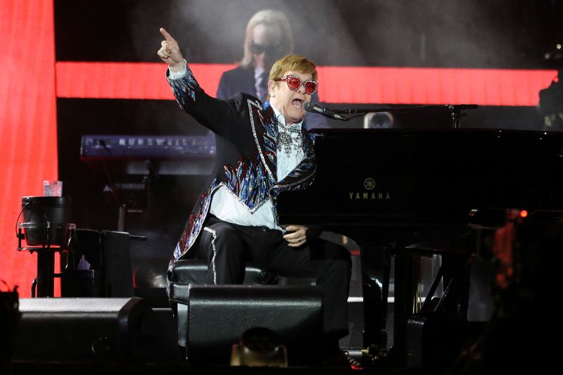 &copy; Reuters. Elton John interpreta "Bennie and the Jets" mientras concluye la etapa estadounidense de su gira 'Yellow Brick Road' en el Dodger Stadium de Los Ángeles, California, Estados Unidos. 20 de noviembre, 2022. REUTERS/David Swanson