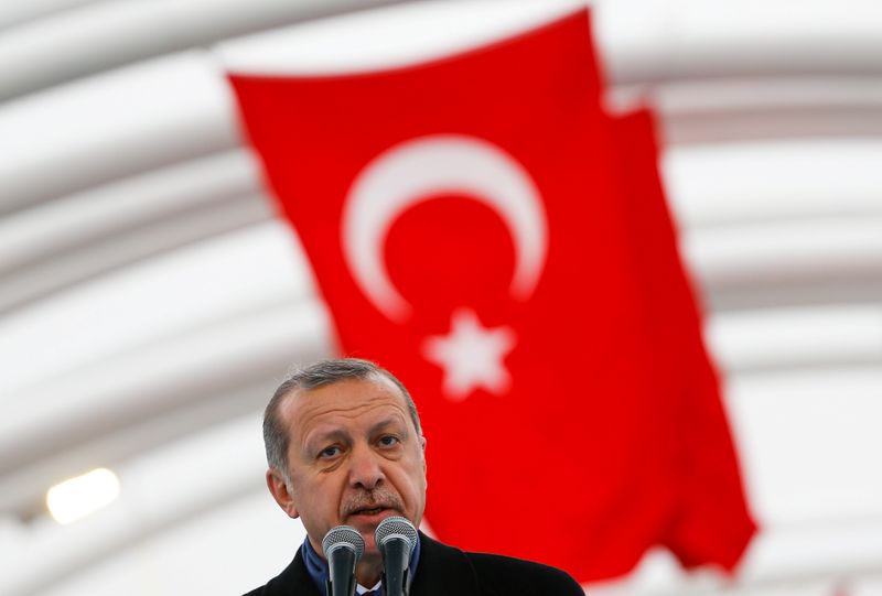 &copy; Reuters. Le président turc Erdogan prononce un discours lors de la cérémonie d'ouverture du tunnel Eurasia à Istanbul, en Turquie. /Photo prise le 20 decembre 2016/REUTERS/Murad Sezer
