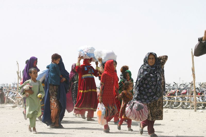 &copy; Reuters. مواطنون أفغان يحملون أمتعتهم يعبرون إلى باكستان عبر معبر حدودي بين البلدين في صورة من أرشيف رويترز.

