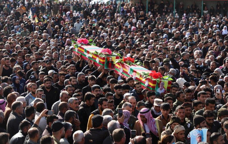 © Reuters. People carry coffins during a funeral procession for people who were killed during Turkish air strikes in northern Syria, in Derik countryside, Syria November 21, 2022. REUTERS/Orhan Qereman 