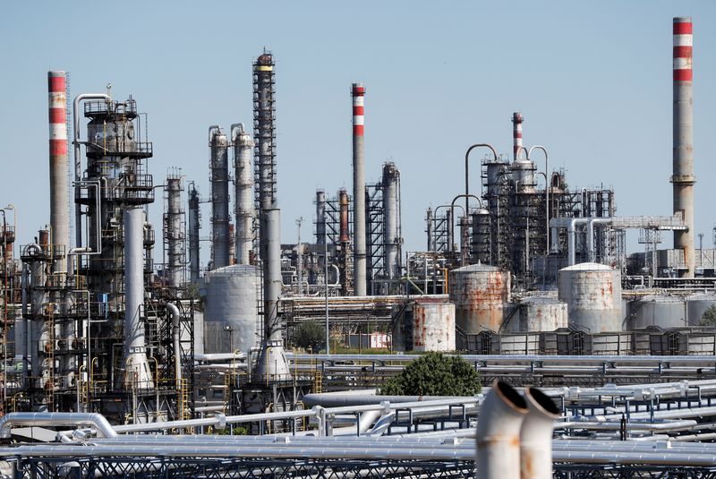 &copy; Reuters. FILE PHOTO: A general view of Hungarian MOL Group's Danube Refinery in Szazhalombatta, Hungary, May 18, 2022. REUTERS/Bernadett Szabo