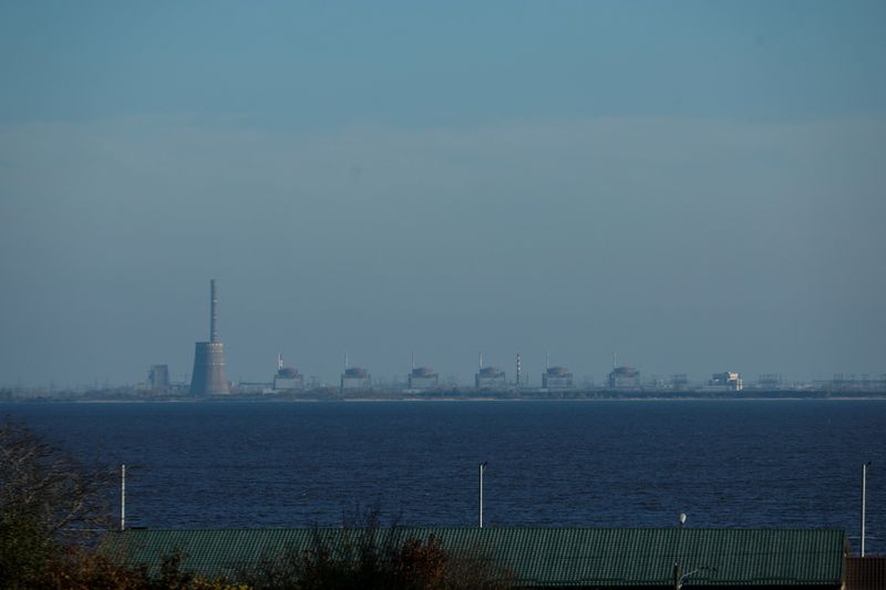 &copy; Reuters. FOTO DE ARCHIVO: Una vista de la central nuclear de Zaporiyia desde la ciudad de Nikopol, en medio del ataque de Rusia a Ucrania, en la región de Dnipropetrovsk, Ucrania. 7 de noviembre, 2022. Imagen tomada a través de un cristal. REUTERS/Valentyn Ogire