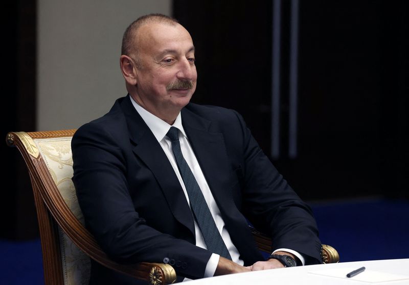 © Reuters. FILE PHOTO: Azerbaijan's President Ilham Aliyev attends a meeting with Russia's President Vladimir Putin on the sidelines of the 6th summit of the Conference on Interaction and Confidence-building Measures in Asia (CICA), in Astana, Kazakhstan October 13, 2022.  Sputnik/Vyacheslav Prokofyev/Pool via REUTERS 