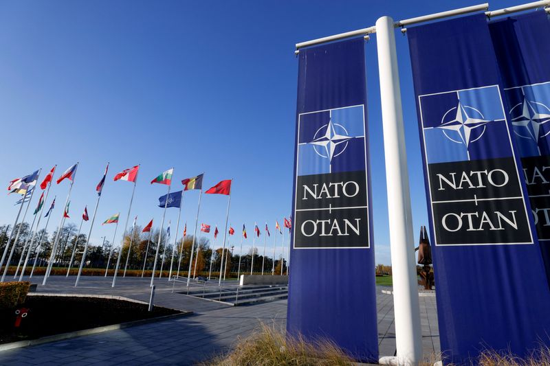 &copy; Reuters. Des drapeaux flottent devant le siège de l'OTAN à Bruxelles. /Photo prise le 16 novembre 2022/REUTERS/Yves Herman