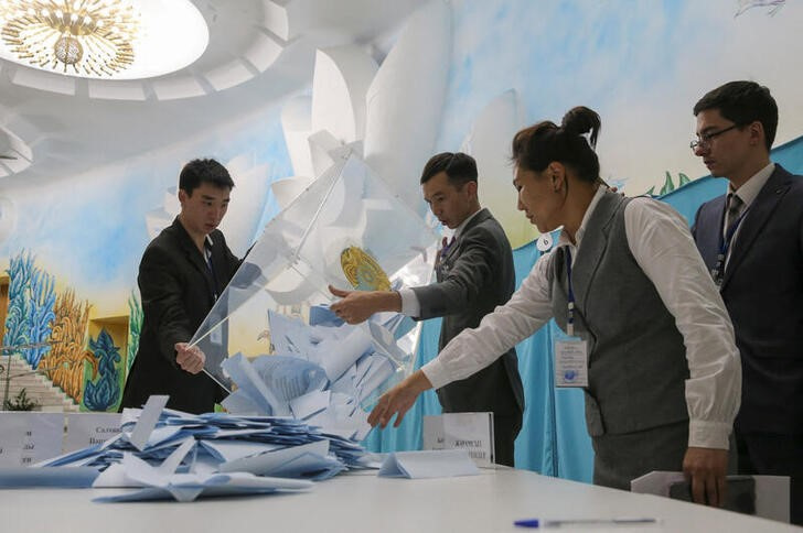 &copy; Reuters. Funcionarios recuentan votos al término de las elecciones presidenciales en Almaty, Kazajistán. 20 noviembre 2022. REUTERS/Pavel Mikheyev