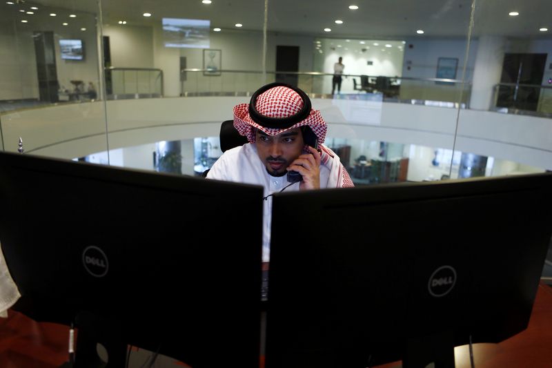 &copy; Reuters. متداول سعودي يراقب سوق الأسهم في وكالة بورصة فالكم بالرياض في صورة من أرشيف رويترز.