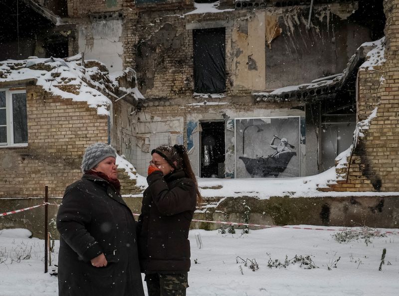 © Reuters. Residente local Tetiana Reznychenko, 43, (R) llora en la ciudad ucraniana de Horenka, severamente dañado por luchar en los primeros días de la invasión rusa, 19 de noviembre del 2022.  REUTERS/Gleb Garanich 