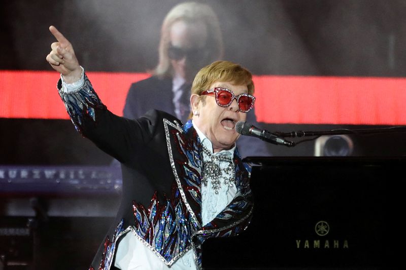 &copy; Reuters. إلتون جون يغني في آخر حفل موسيقي له في أمريكا الشمالية ضمن جولة الوداع في لوس أنجليس يوم الأحد. تصوير: ديفيد سوانسون - رويترز
