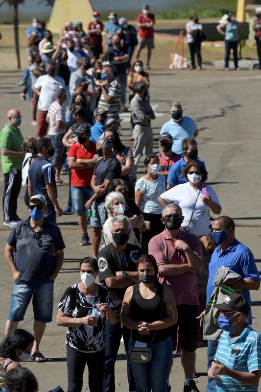 &copy; Reuters. Pessoas esperam em fila por vacina contra a Covid-19, em Ouro Branco (MG)
19/07/2021
REUTERS/Washington Alves