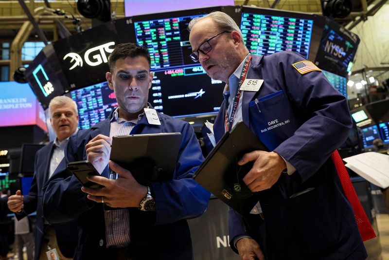 &copy; Reuters. FILE PHOTO: Traders work on the floor of the New York Stock Exchange (NYSE) in New York City, U.S., November 15, 2022. REUTERS/Brendan McDermid