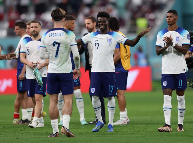 &copy; Reuters. Jack Grealish, Bukayo Saka e Marcus Rashford comemoram vitória da Inglaterra sobre o Irã na estreia das duas equipes na Copa do Mundo de 2022
21/11/2022 REUTERS/Lee Smith