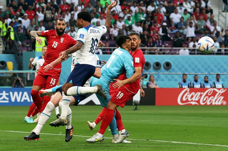 &copy; Reuters. サッカーのワールドカップ（Ｗ杯）カタール大会で、イラン代表の選手が初戦となるイングランドとの試合前に国歌を斉唱しなかった。２１日行われたイングランド対イランの試合（２０２