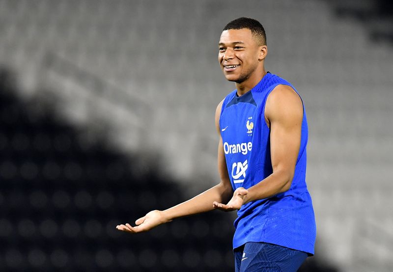 &copy; Reuters. Kylian Mbappé durante treino da seleção da França em Doha, no Catar
20/11/2022 REUTERS/Jennifer Lorenzini