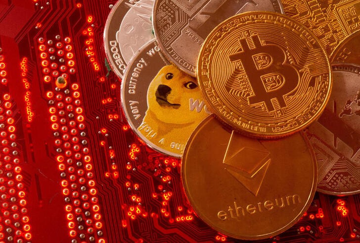 © Reuters. FILE PHOTO: Representations of cryptocurrencies Bitcoin, Ethereum, DogeCoin, Ripple, Litecoin are placed on PC motherboard in this illustration taken, June 29, 2021. REUTERS/Dado Ruvic/Illustration/File Photo