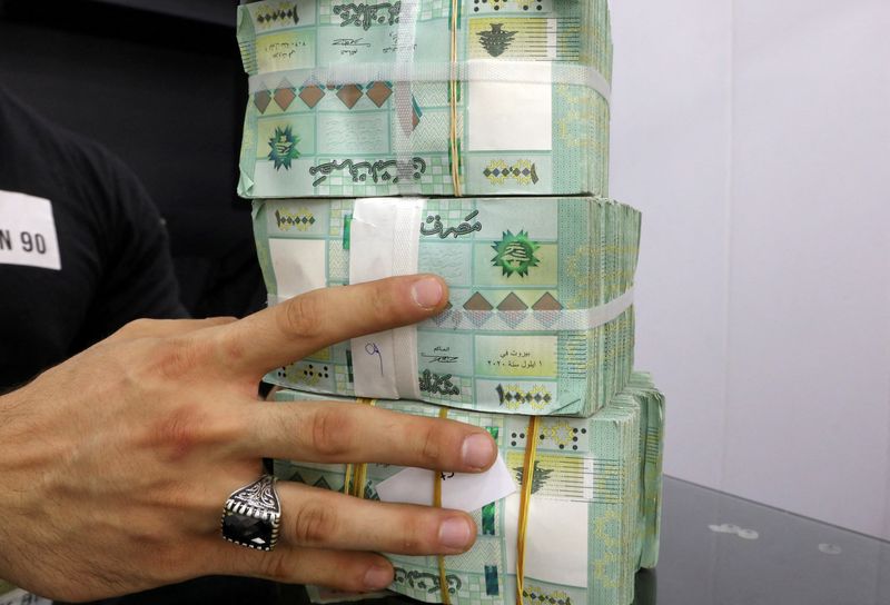 © Reuters. FILE PHOTO: A money exchange vendor displays Lebanese pound banknotes at a currency exchange shop in Beirut, Lebanon May 24, 2022. REUTERS/Mohamed Azakir/File Photo