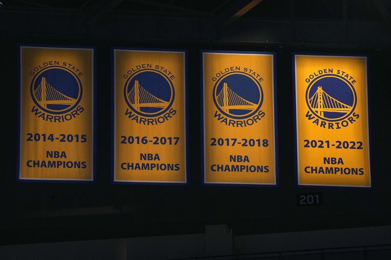© Reuters. FILE PHOTO: Oct 23, 2022; San Francisco, California, USA; Golden State Warriors championship banners hang above the court during the third quarter against the Sacramento Kings at Chase Center. Mandatory Credit: Darren Yamashita-USA TODAY Sports