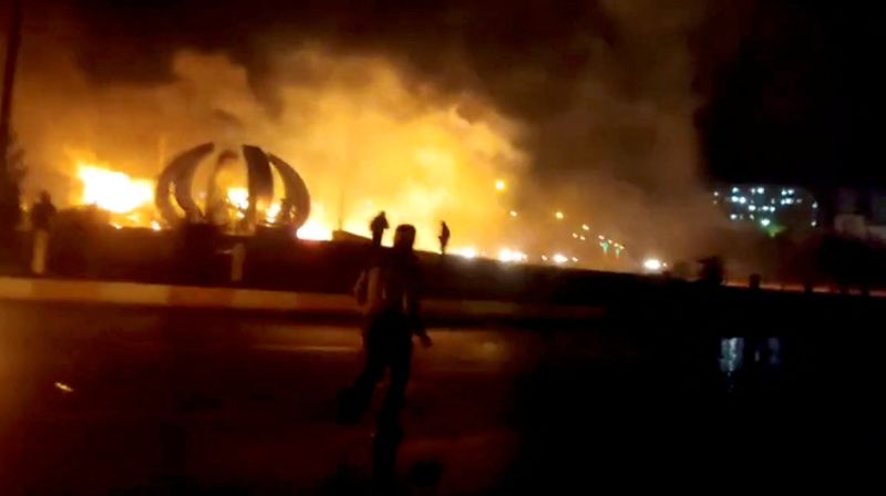 &copy; Reuters. FOTO DE ARCHIVO-Fuego y humo se ven en Fuladshahr, provincia de Isfahan, Irán, en esta imagen fija obtenida de un vídeo de las redes sociales publicado. 17 de noviembre de 2022 obtenido por REUTERS. ESTA IMAGEN HA SIDO SUMINISTRADA POR UN TERCERO. 