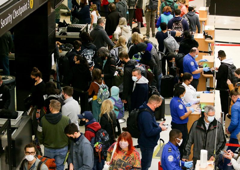 &copy; Reuters. FILE PHOTO: Travellers wait to process through a security checkpoint at Seattle-Tacoma International Airport before the Thanksgiving holiday in Seattle, Washington, U.S. November 24, 2021. REUTERS/Lindsey Wasson/File Photo