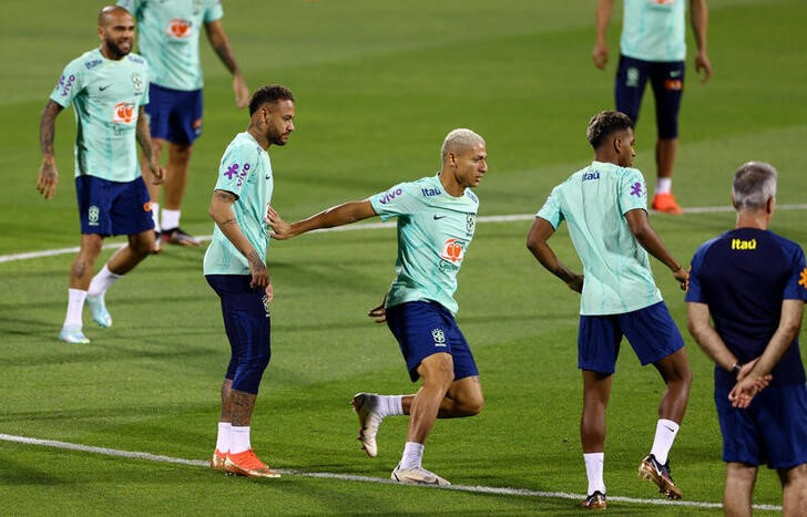 &copy; Reuters. Nov 21, 2022 
Foto del lunes de los jugadores Neymar y Richarlison en el entrenamiento de Brasil 
REUTERS/Bernadett Szabo