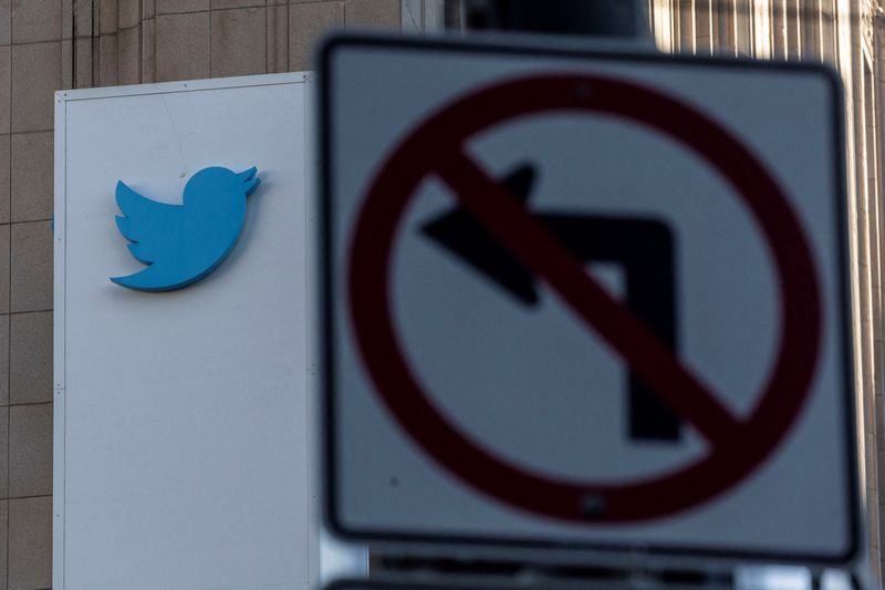 © Reuters. FILE PHOTO: A view of the Twitter logo at its corporate headquarters in San Francisco, California, U.S. November 18, 2022. REUTERS/Carlos Barria/File Photo